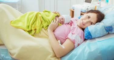 أعراض عدم تنظيف الرحم بعد الولادة