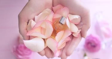 كيفية صنع عطر الورد في المنزل