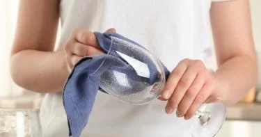 طريقة إزالة اللاصق من الزجاج