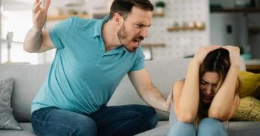 زوجي يضربني ويعتذر كيف أتعامل معه؟