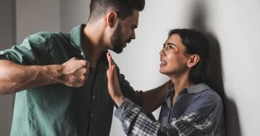 زوجي يضربني ولا يعتذر كيف أتعامل معه؟