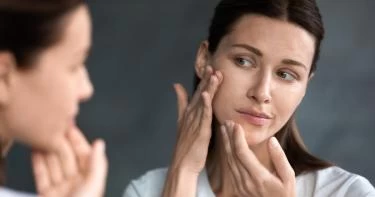 ما هي أسباب جفاف البشرة؟ وكيف أحمي بشرتي؟