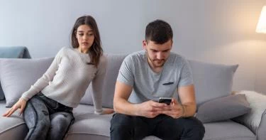 علامات الزوج المتزوج بالسر