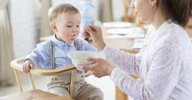 طعام الأطفال بعمر سنة ونصف