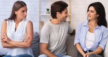 كيف أتعامل مع اخت زوجي المنافقة