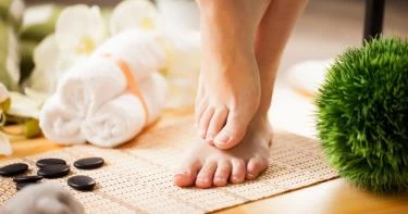 علاج سماكة أظافر القدمين