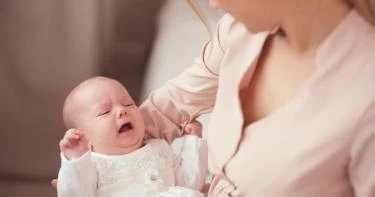 ما سبب حركة رأس الطفل الرضيع يمين ويسار