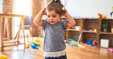 اسباب رفرفة اليدين عند الاطفال