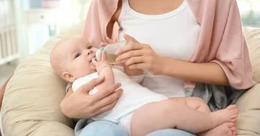 علاج الاستفراغ عند الرضع بسبب البرد