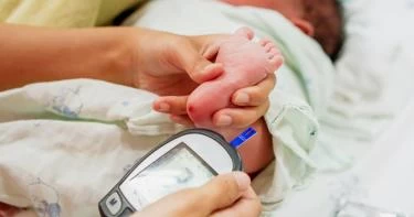 ما معدل السكر الطبيعي للأطفال حديثي الولادة