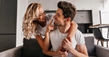 خمس حركات تثير الزوج وتفقده عقله