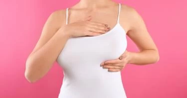 أسباب ظهور نقط حمراء صغيرة على الثدي