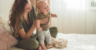 هل توقيف الطفل الرضيع على رجليه خطير