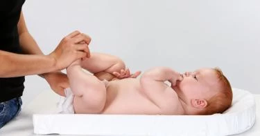 أسباب ظهور خيوط دم في براز الرضيع