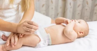 ما سبب ظهور خيوط سوداء في براز الرضيع