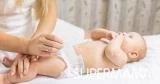 ما سبب ظهور خيوط سوداء في براز الرضيع