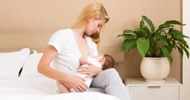 ما خطورة علاج التهاب عين الرضيع بحليب الأم