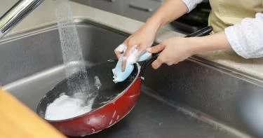طرق تنظيف مقلاة الزيت من الخارج