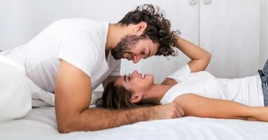 هل يفضل الرجل المرأة الخجولة أم الجريئة