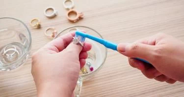 طريقة تنظيف الألماس في البيت