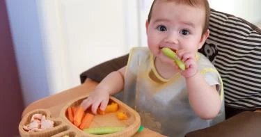 متى يأكل الطفل طعام غير مهروس؟