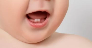 هل التسنين يسبب رائحة بالفم؟
