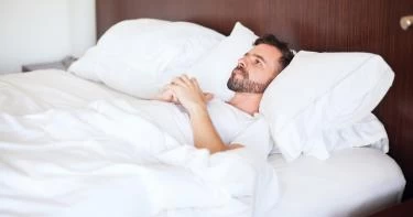 بماذا يفكر الرجل قبل النوم