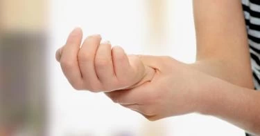 ما أسباب ضعف أعصاب اليد؟