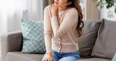 ما أعراض التهاب الضفيرة العضدية؟