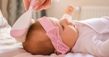 فوائد زيت جوز الهند لشعر الأطفال الرضع