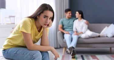 زوجي ضعيف الشخصية أمام زوجته الأولى ماذا افعل؟