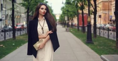 طرق ارتداء البليزر الطويل مع الملابس
