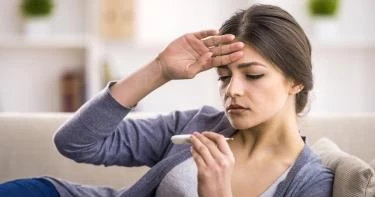 هل نقص فيتامين د يسبب حرارة في الجسم؟