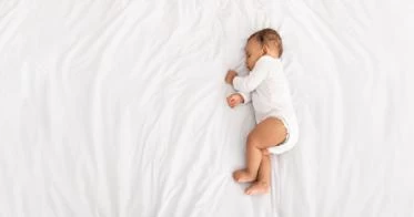 هل الطفل ينام كثيراً بعد تطعيم الشهرين؟