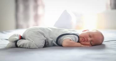 نوم الرضيع على بطنه