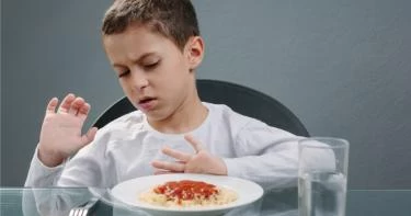 كيفية التعامل مع الطفل الذي يرفض الطعام