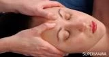 بالفيديو: كيف تحصلي على مساج لنفسك