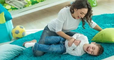 صداقة الأم لأطفالها