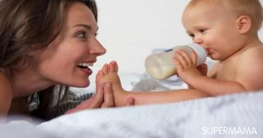 ما العلاقة بين عدد مرات تبرز الرضيع ونوع الرضاعة