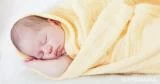 مخاطر لف الأطفال الرضع بطريقة خاطئة