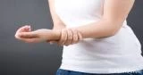 ألم وتنميل اليد والأصابع..الأسباب و العلاج