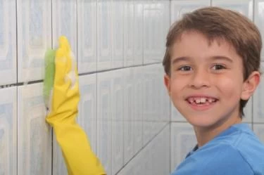 تنظيف الأثاث والجدران من الأقلام