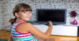 الحد من مشاهدة التليفزيون يزيد من ذكاء طفلك