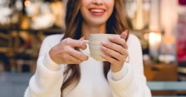 أطعمة تسبب اصفرار الأسنان