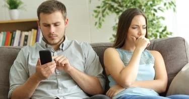 تعلق الزوج بأصحابه
