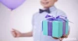 عشر أفكار لهدايا بسيطة يمكن لصغيرك تقديمها لأصدقائه