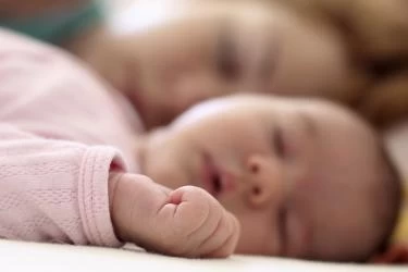 نوم الرضيع بجوار أمه