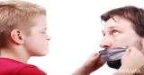 النقد المستمر من الأب: ما أثر ذلك؟ وما الحل؟
