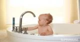 انتبهي: 7 أخطار على طفلك في الحمام