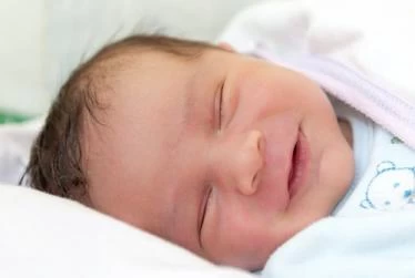 متى ينغلق يافوخ الرضع
